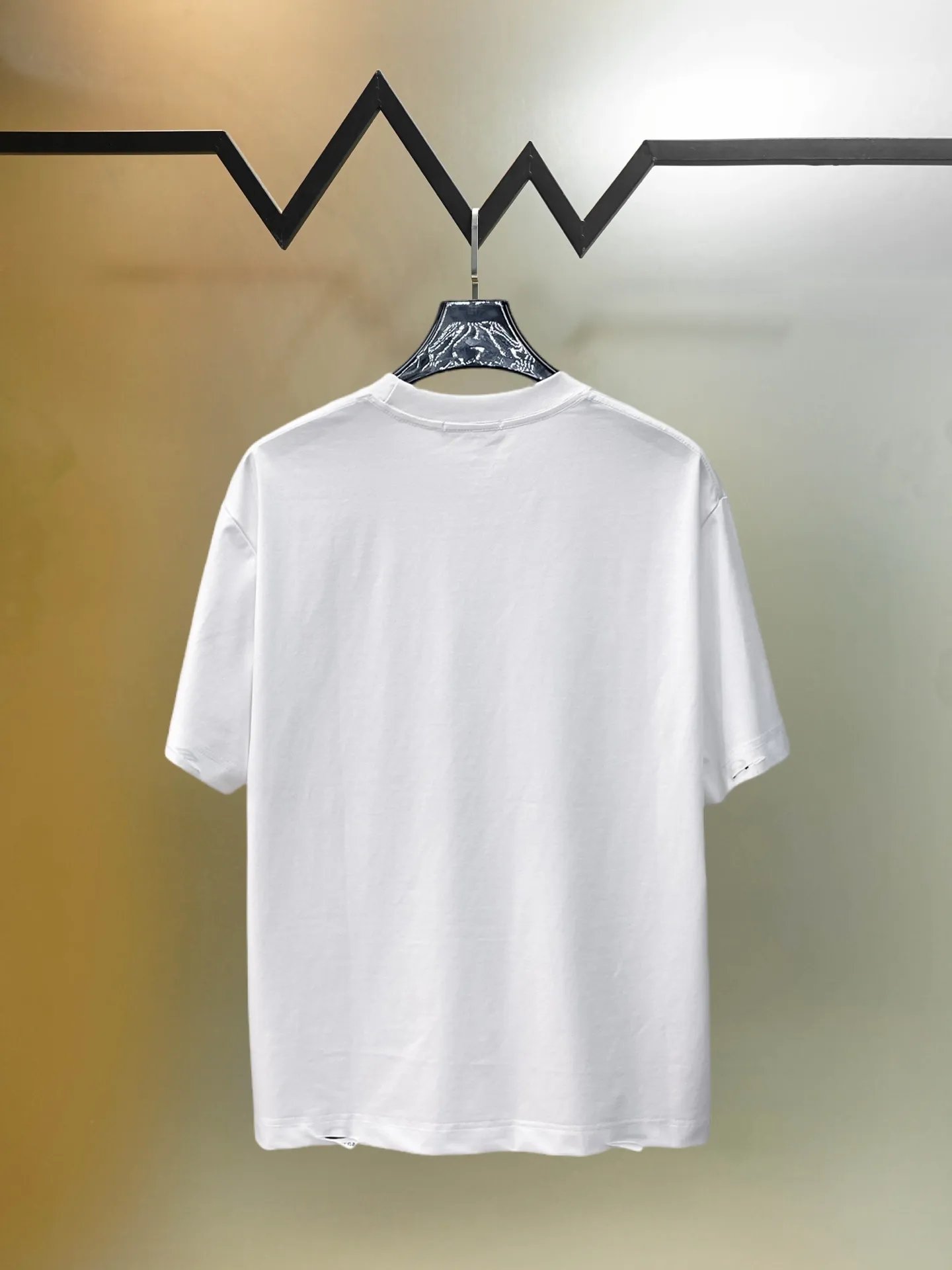 Balenciaga's high-end top-quality products 🐮2026 Spring and Summer New Arrival first counter, the latest New Arrival short-sleeved round neck T-shirt, Premium customized design, avant-garde and fashionable! Brand logo heavy craftsmanship design Premium customized 260g fabric. Soft to the touch. Comfortable to wear. Counter-level exquisite stitching. Fine workmanship. The upper body effect is incomparably handsome! A must-have item for men and women with the same style! Sizes: S~XXL When placing an order, please state your height and weight. The maximum wearing size is 210 pounds (one size larger)